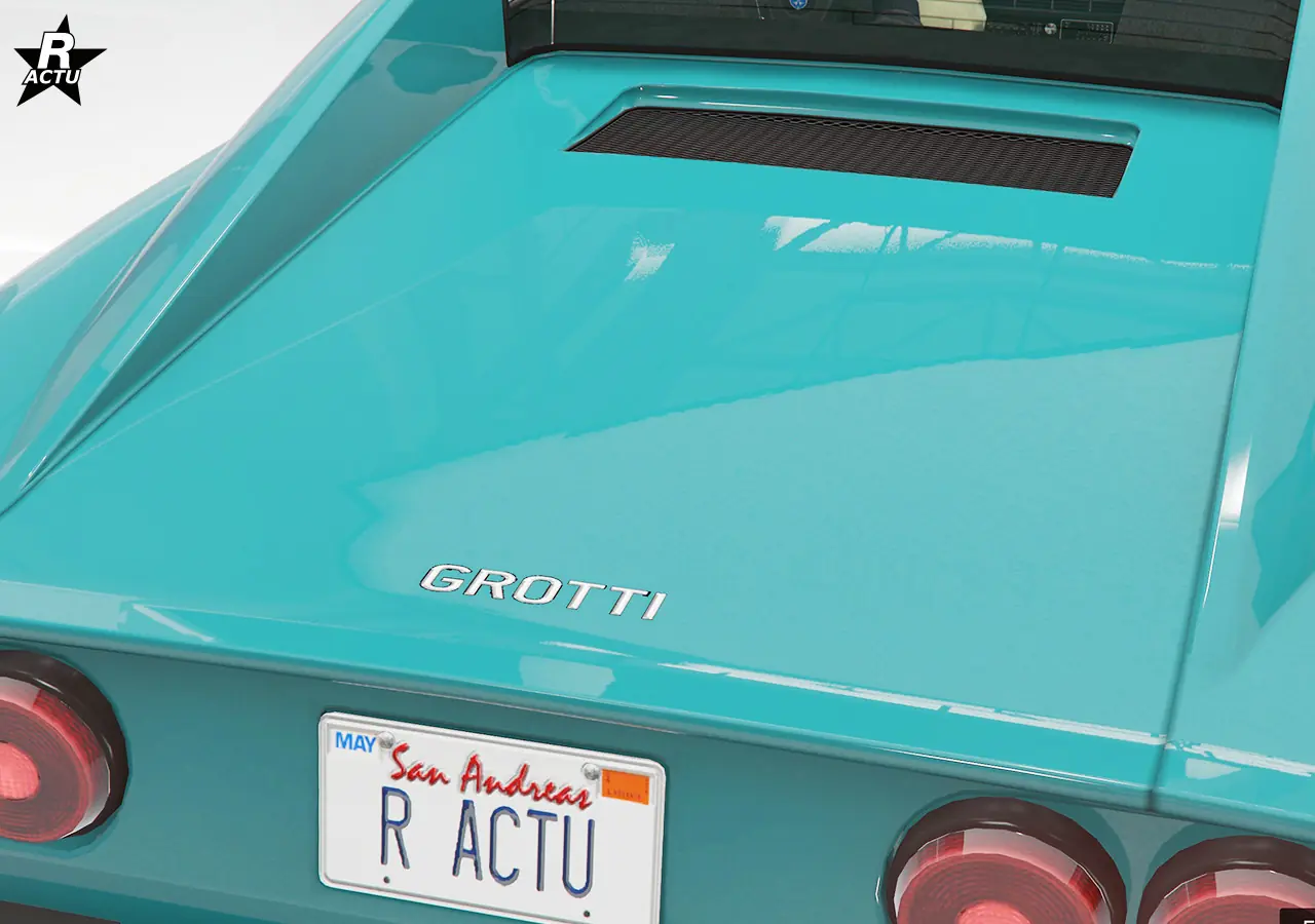 Grille horizontal de ventilation du moteur sur la partie supérieure de capot arrière de la voiture.