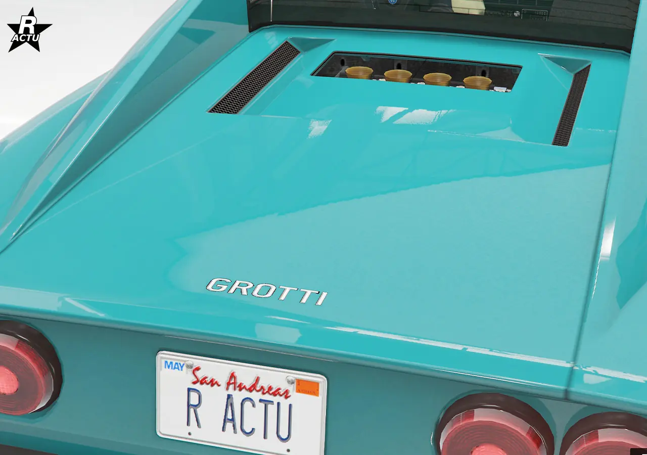 Capot avec petite ouverture vitrée vers le haut, donnant sur le bloc moteur, avec une grille d'aération noire de parte et d'autres de cette vitre.