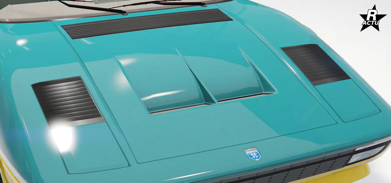 Coffre avant avec grille d'aération sur la partie supérieure et avec un double affaissaient aérodynamique au centre du coffre.