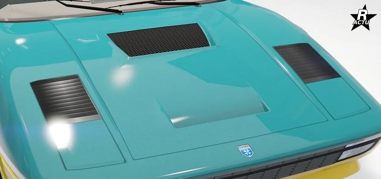 Coffre avant de l'Itali Classique avec une grille d'aération rectangulaire noire vers la pare-brise avant et un léger affaissement aérodynamique dans le coffre vers le pare-chocs avant.