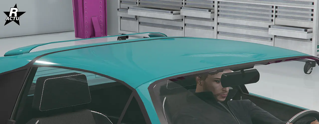 Aileron de toit voûté sur la partie supérieure du pare-brise arrière de la voiture.