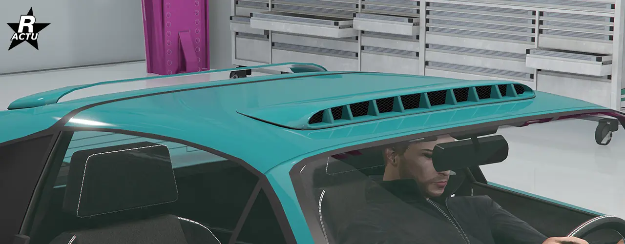 Large prise d'air avec lamelles verticales sur le toit et au centre de celui-ci. Également, un aileron de toit voûté sur la partie supérieure du pare-brise arrière est présent