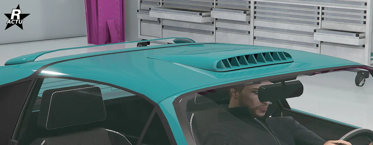 Prise d'air avec lamelles verticales sur le toit et au centre de celui-ci et aileron de toit voûté sur la partie supérieure du pare-brise arrière de la voiture.