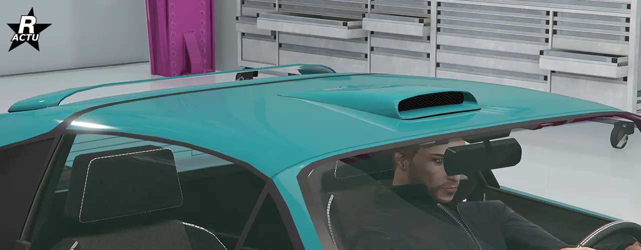 Prise d'air aérodynamique sur le toit du véhicule, au centre avec aileron de toit voûté sur la partie supérieure du pare-brise arrière de la voiture.