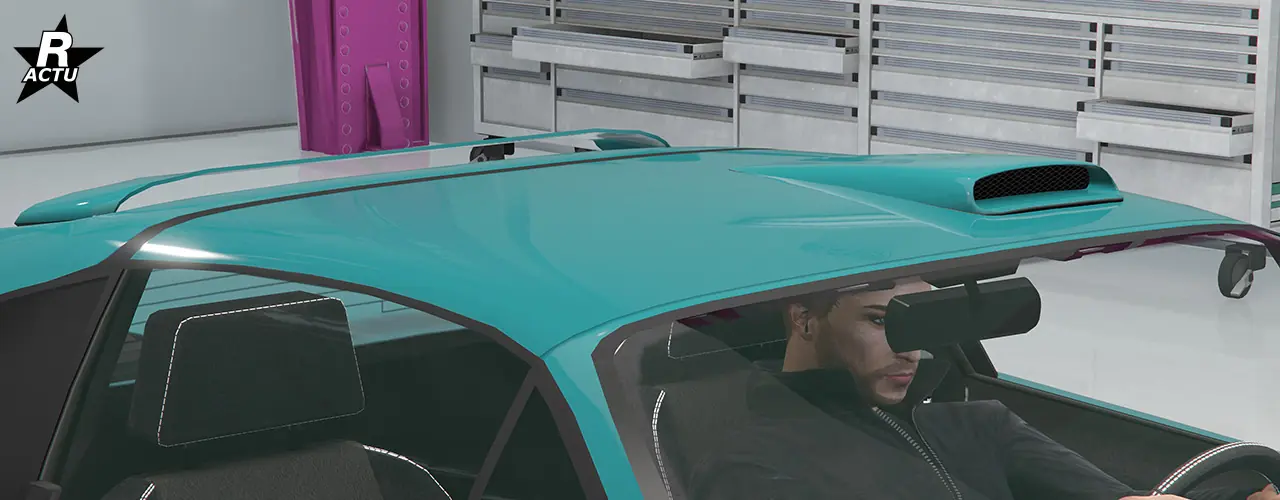 Prise d'air sur le toit de l'Itali Classique du côté conducteur, avec aileron de toit voûté sur la partie supérieure du pare-brise arrière de la voiture.