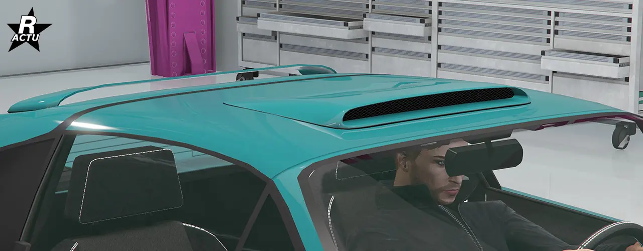 Prise d'air large sur le toit du bolide avec aileron de toit voûté sur la partie supérieure du pare-brise arrière de la voiture.