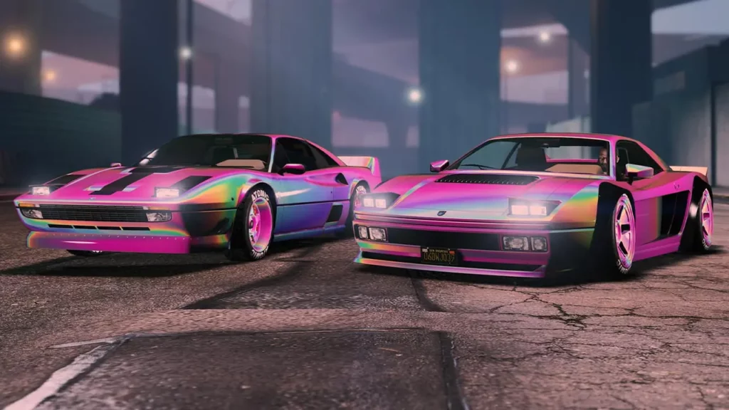 Une voiture Itali Classique et une autre voiture LSCM Cheetah Classique sur une route de GTA Online, avec pour peinture, la peinture caméléon rare "Perle prismatique rose".