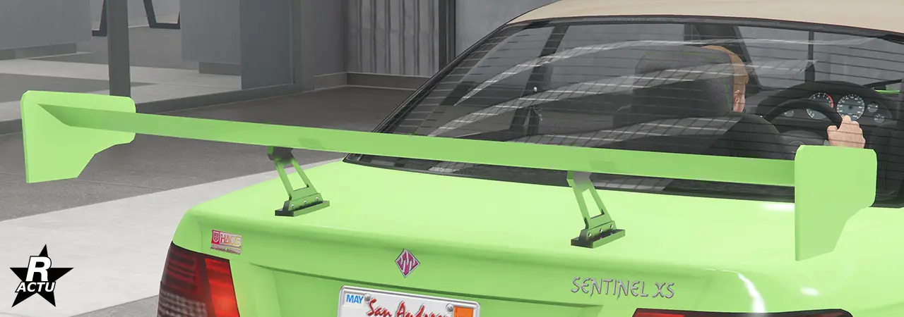 Option d'aileron GT large peint dans la couleur principale, suspendu au-dessus du coffre avec une double fixation chromée.