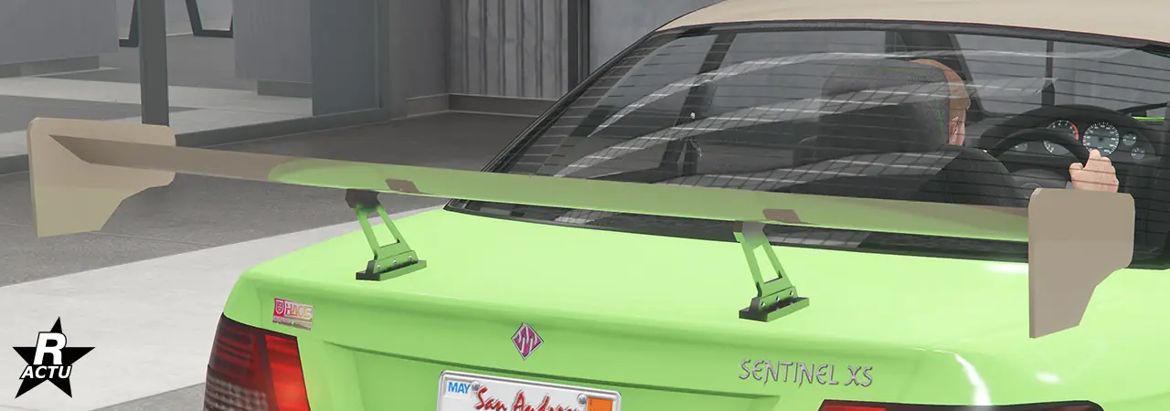 Option d'aileron GT large peint dans la couleur secondaire, suspendu au-dessus du coffre avec une double fixation chromée.