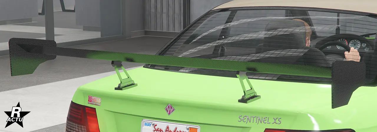 Option d'aileron GT large en fibres de carbone noires, suspendu au-dessus du coffre avec une double fixation chromée.