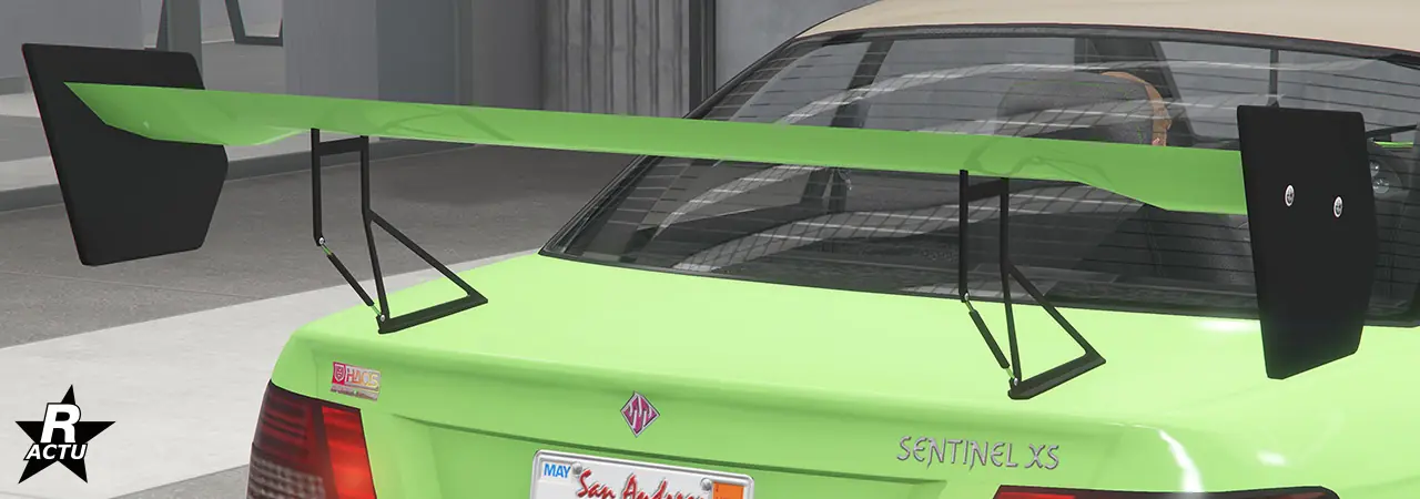 Option de personnalisation d'un grand et large aileron GT Imposant peint pour la partie centrale dans la couleur principale de la voiture, et en fibres de carbone noires pour ses extrémités et son système de double attaches au-dessus du coffre arrière.