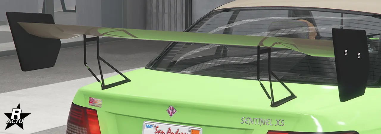 Option de personnalisation d'un grand et large aileron GT Imposant peint pour la partie centrale dans la couleur secondaire de la voiture, et en fibres de carbone noires pour ses extrémités et son système de double attaches au-dessus du coffre arrière.