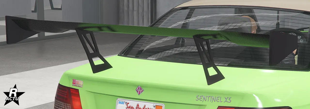 Option d'aileron GT large fait de fibres de carbone, suspendu en hauteur au-dessus du coffre avec une double fixation en fibres de carbone, qui sont elles aussi noires.