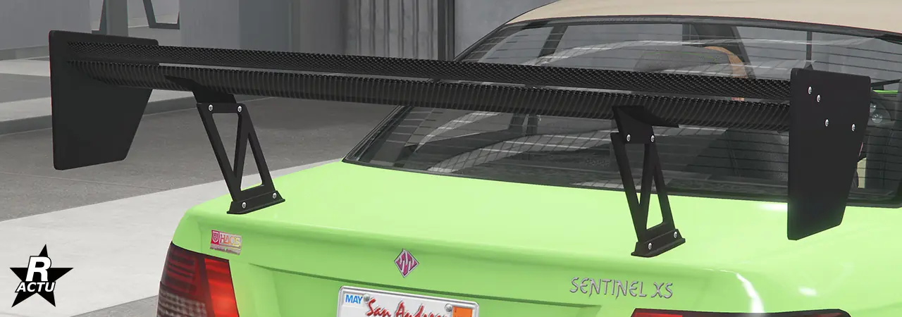 Option ajoutant un très grand aileron imposant en fibres de carbone à l'arrière, sur le coffre de la voiture Ubermacht Sentinel XS.