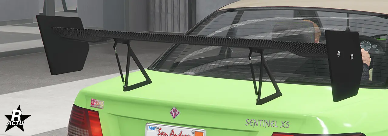 Grand aileron tout en fibres de carbone sur le coffre du bolide.