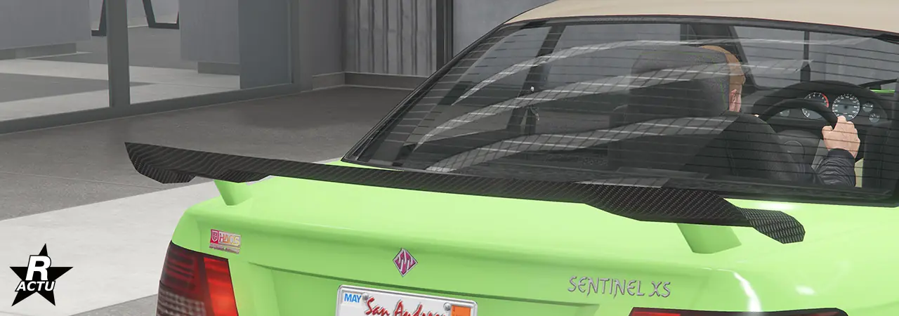 Option d'un petit aileron aérodynamique en fibres de carbone sur le coffre du véhicule.