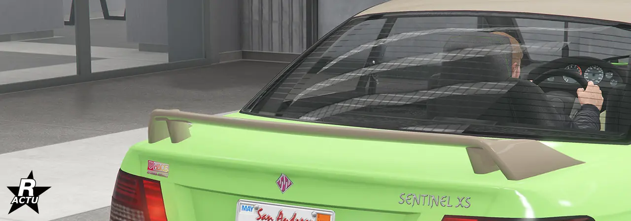 Option d'aileron courbé peint dans la couleur secondaire fixé au-dessus du coffre de la Sentinel XS.