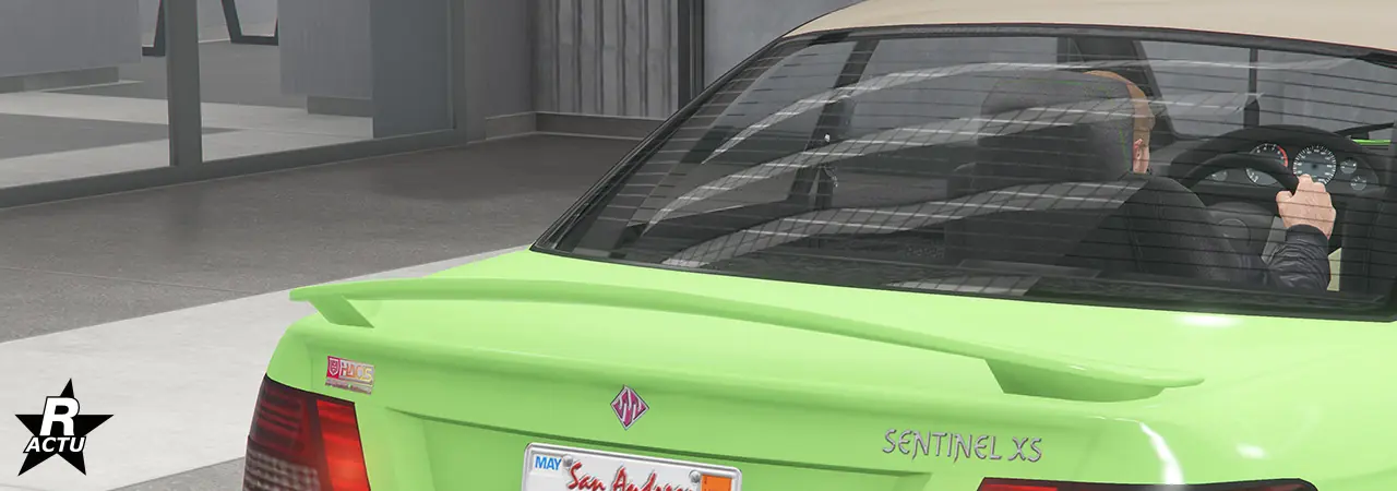 Option d'un petit aileron arqué peint dans la couleur principale.