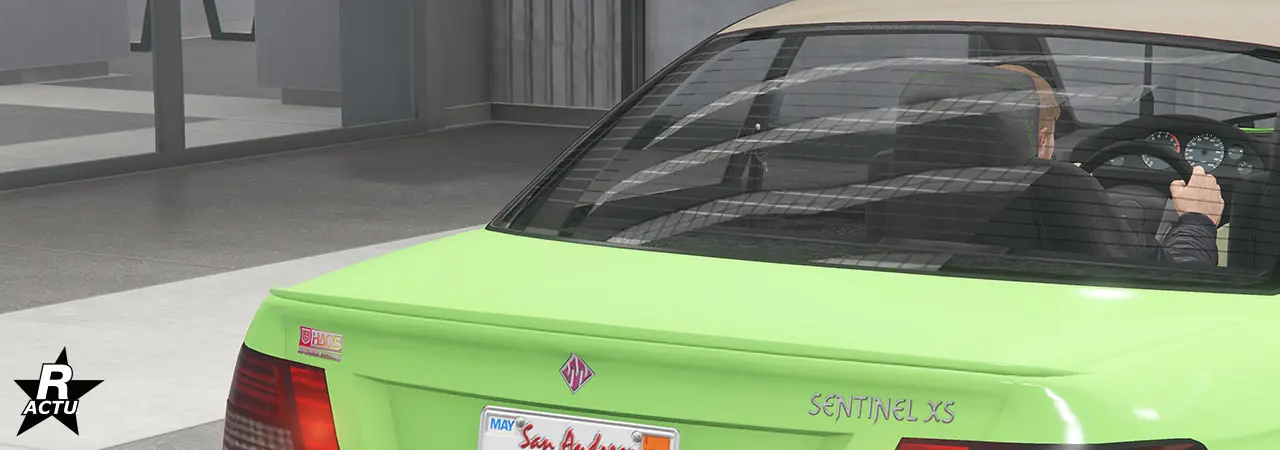 Option de petit aileron plat peint dans la couleur principale dépassant très légèrement du coffre de la voiture.