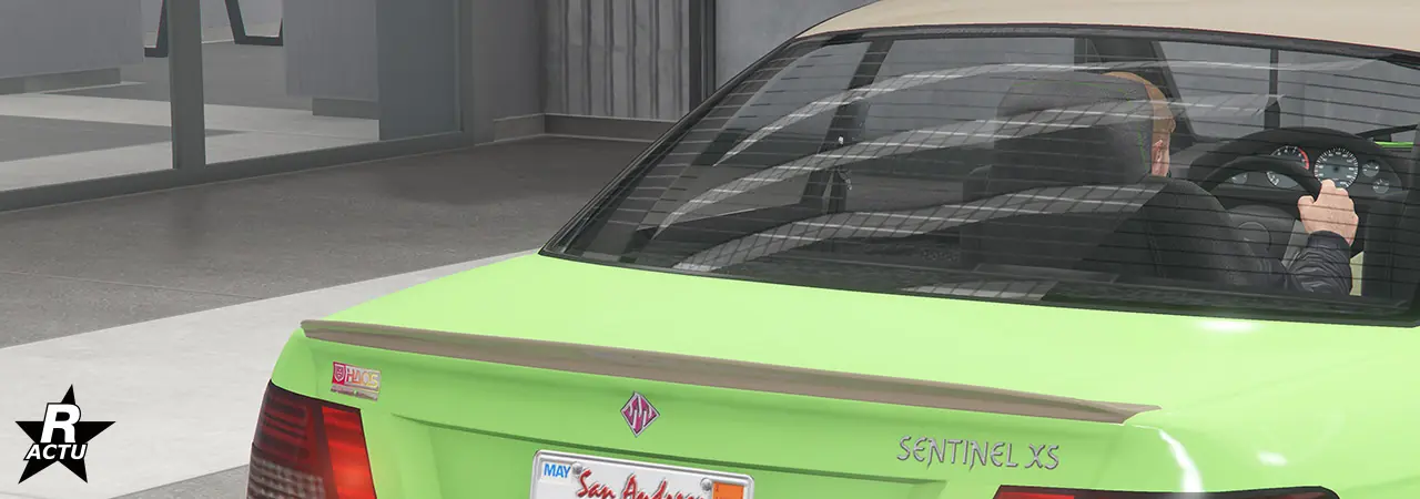 Aileron plat custom de taille moyenne et peint dans la couleur secondaire.