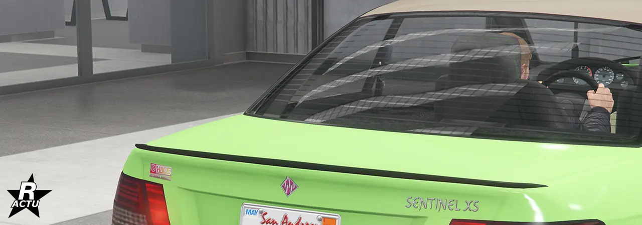 Option d'un petit aileron plat noir dépassant de l'arrière du coffre de la Sentinel XS.