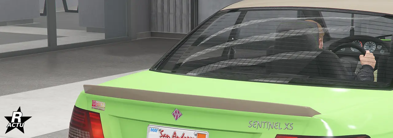 Aileron custom en forme de bec de canard peint dans la couleur secondaire, fixé au bout du coffre arrière.