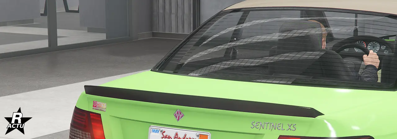 Aileron custom en fibres de carbone noires en forme de bec de canard à l'extrémité du coffre arrière de la voiture.