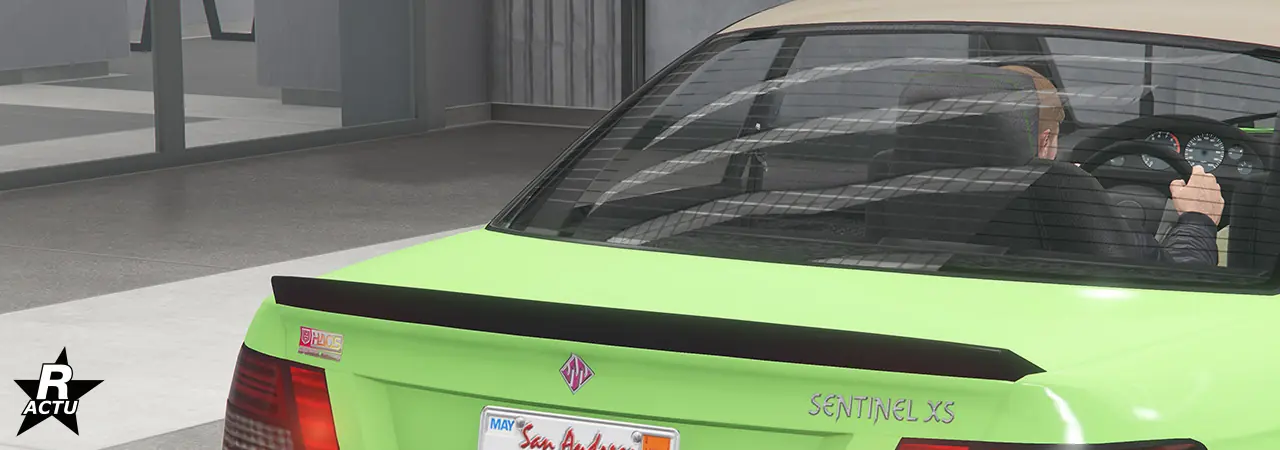 Option d'aileron en forme de bec de canard peint en noir, fixé à l'extrémité du coffre arrière du véhicule.