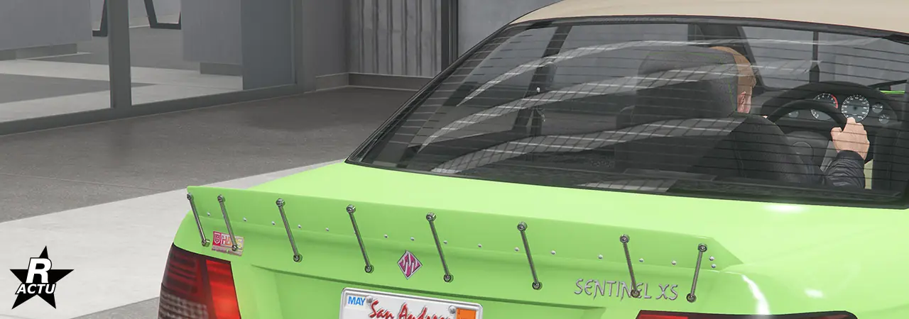 Option d'aileron en forme de bec de canard imposant peint dans la couleur principale et vissé à l'arrière du coffre du véhicule.