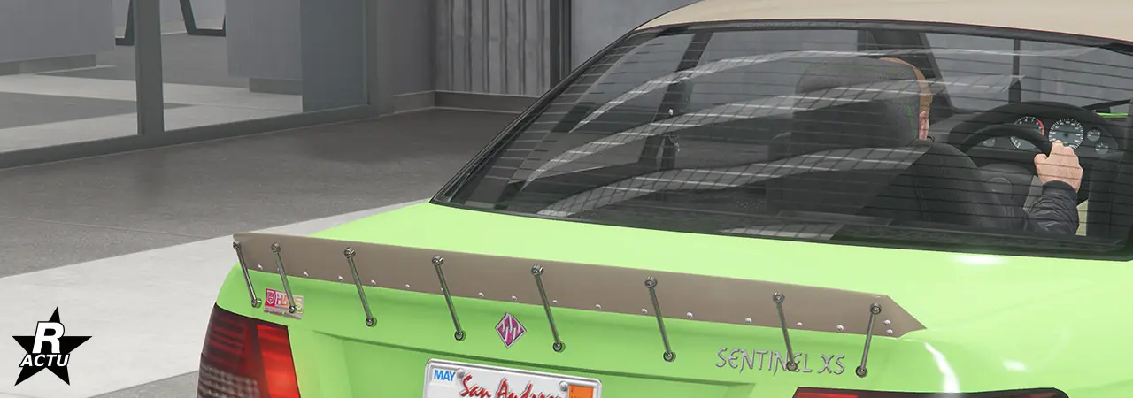 Aileron custom vissé à l'arrière du coffre, l'aileron est peint dans la couleur secondaire et est en forme de bec de canard.