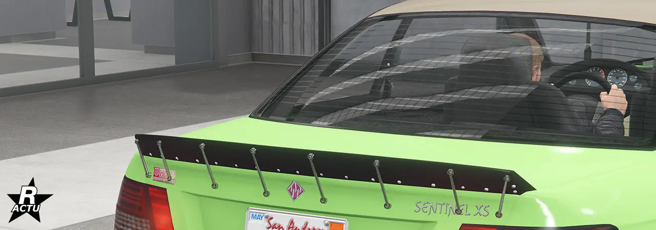 Option de personnalisation de la voiture Ubermacht Sentinel XS, qui ajoute un aileron en forme de bec de canard de couleur noir, vissée à l'arrière du coffre du bolide.