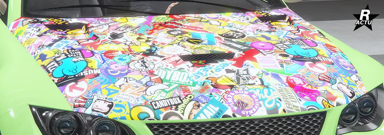 Capot de série avec ses 2 ouvertures, entièrement recouvert d'autocollants de diverses marques, tout en ayant en supplément une large fente pour aérer le moteur de la Sentinel XS au centre du capot.