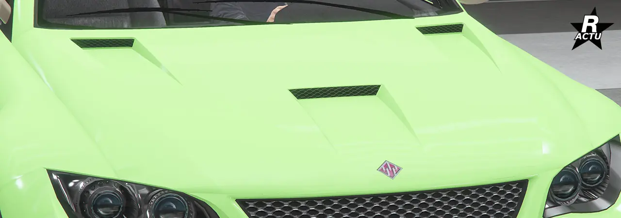 Option d'un capot peint dans la couleur principale avec les deux aérations du capot de série, avec en plus, une large fente d'aération au centre de ce capot.