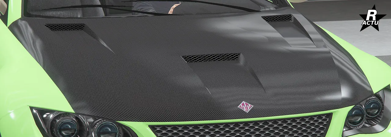 Capot de série avec ses deux ouvertures avec en plus, une large ouverture d'aération moteur au centre du capot fait de fibres de carbone noires.