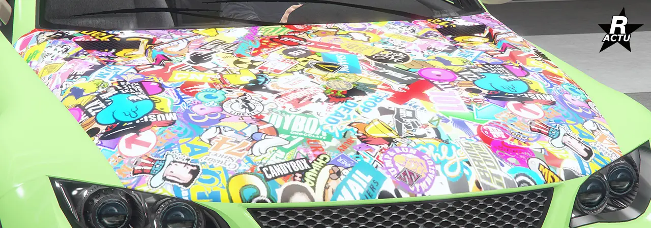 Option de capot de série avec ses deux aération moteur, tout en étant entièrement recouvert d'une décalcomanie de multiples petits autocollants d'entreprises.