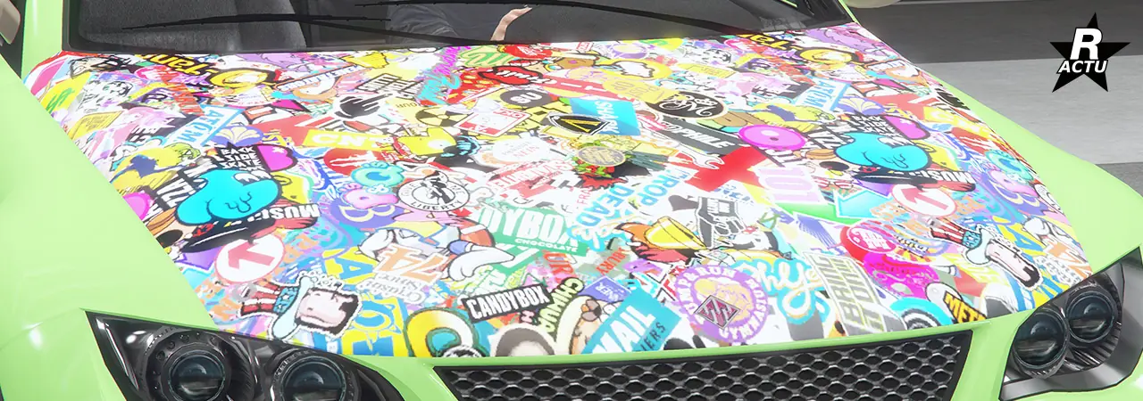 Option qui ajoute un capot moteur entièrement lisse qui est recouvert de multiples petites autocollants de marques.