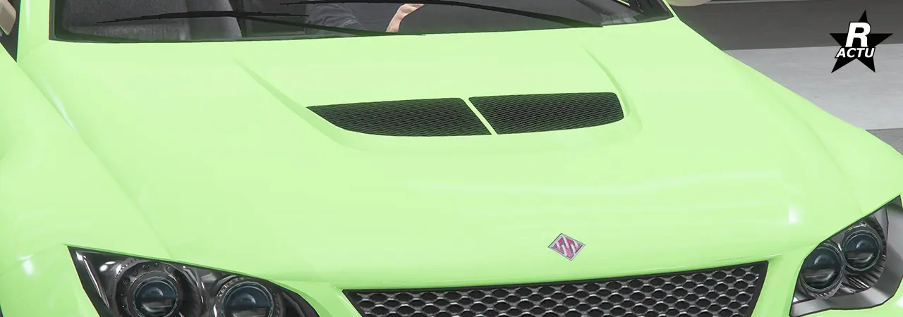 Capot peint dans la couleur principale du véhicule, avec une grande grille d'aération moteur rectangulaire séparée par une fine lame verticale au milieu, au centre du capot.