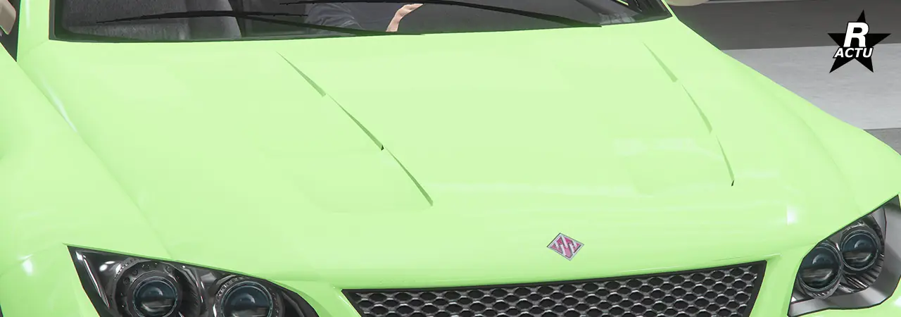 Capot peint dans la couleur principale du véhicule, avec deux rangés verticales de fentes d'aérations moteur.