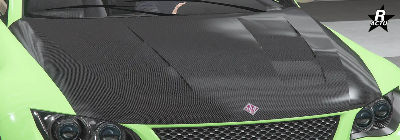 Option de capot fait de fibres de carbone noires, avec deux rangés de fentes pour aérer le moteur.