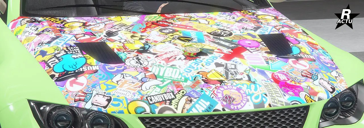 Option qui ajoute un capot avec deux grilles d'aération rectangulaires de couleur noires, sur un capot entièrement recouvert de petits autocollants de différentes marques.