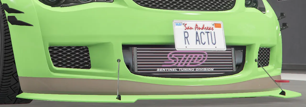 Pare-chocs avant avec le radiateur d'air apparent au milieu de celui-ci, avec un grand séparateur aérodynamique couleur principale sur la partie inférieure et qui est suspendu par deux attaches vissées au pare-chocs. Sur la partie haute, des doubles moustaches aérodynamiques noires parallèles sont de chaque côté du pare-chocs.