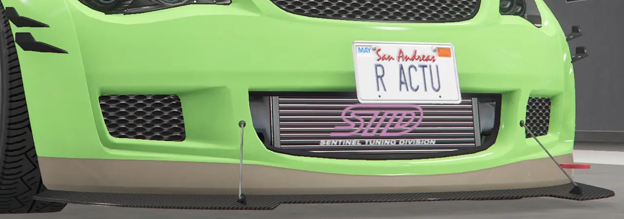 Pare-chocs avant avec le radiateur d'air apparent au milieu de celui-ci, avec un grand séparateur aérodynamique en fibres de carbone noires sur la partie inférieure et qui est suspendu par deux attaches vissées au pare-chocs. Sur la partie haute, des doubles moustaches aérodynamiques noires parallèles sont de chaque côté du pare-chocs.