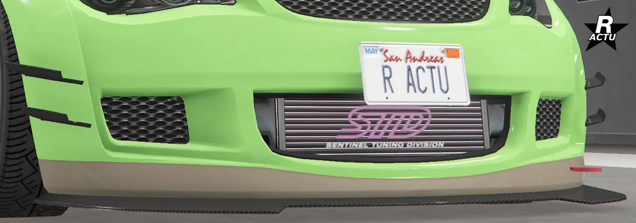 Pare-chocs avant avec le radiateur d'air apparent au milieu de celui-ci, avec un séparateur aérodynamique en fibres de carbone noires sur la partie inférieure disposant d'un crochet rouge, et des doubles moustaches aérodynamiques en carbone elles aussi, parallèles, de chaque côté du pare-chocs.