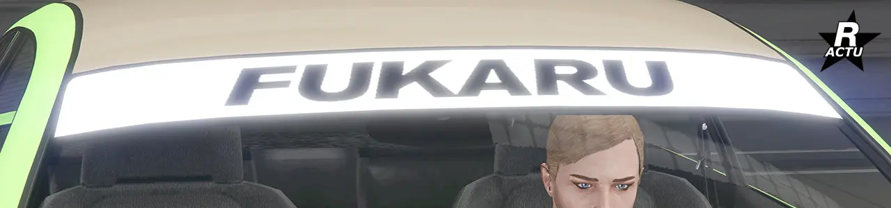 Vue rapprochée du pare-brise avant où l'option d'un pare-soleil blanc recouvre le haut du pare-brise et dispose de l'inscription "Fukaru" en noir dessus.