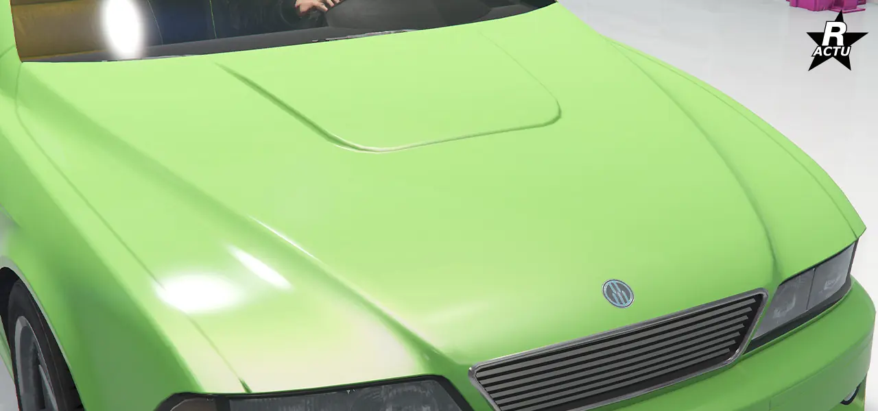 Capot avec renfoncement central vers l'extérieur.