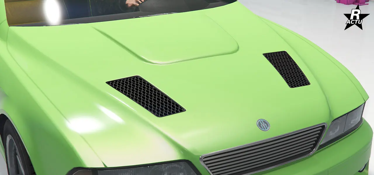 Capot avec renfoncement central vers l'extérieur et une double grille noire d'aération de parte d'autres de l'avant du capot.