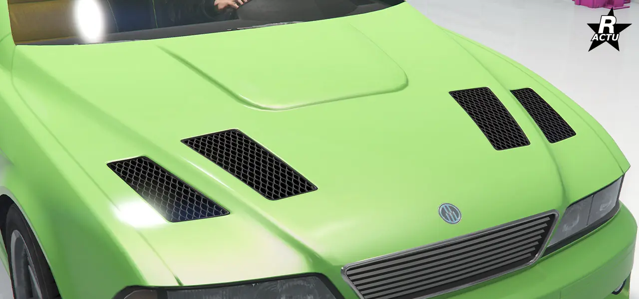Capot avec renfoncement central vers l'extérieur et une quadruple grille noire d'aération de parte d'autres de l'avant du capot.