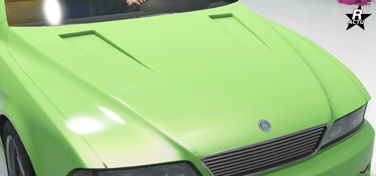 Capot avec deux enfoncements de parte et d'autres.