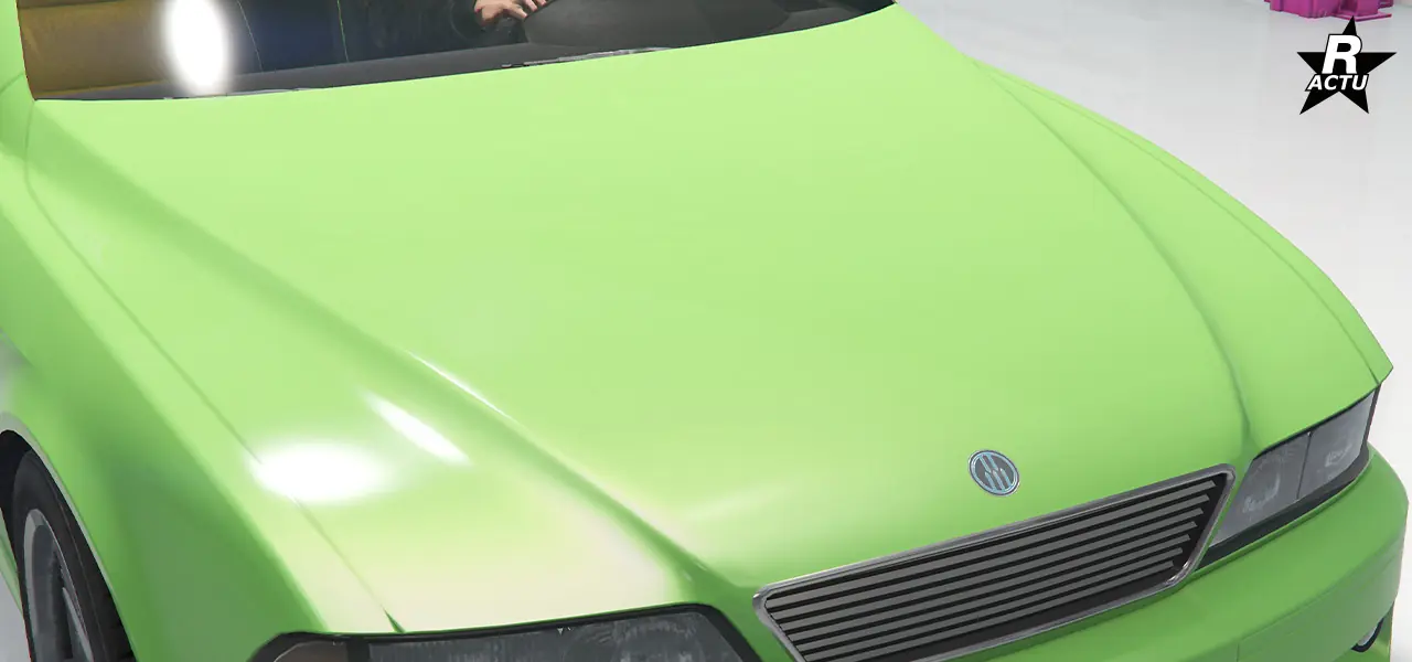 Capot de série de la voiture, avec aucune rainure ou grille d'aération.