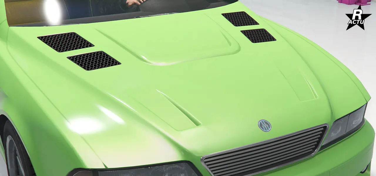 Capot avec renfoncement central vers l'extérieur et évidé au centre du renfoncement, ainsi que deux affaissements d'aération moteur de part et d'autres à l'avant du capot et de quatre grilles d'aérations à l'arrière de celui-ci.